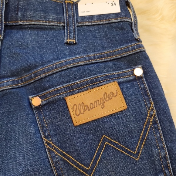 Wrangler High Rise Pisces Shorts
#WBCOSPS - Picture 7 of 9